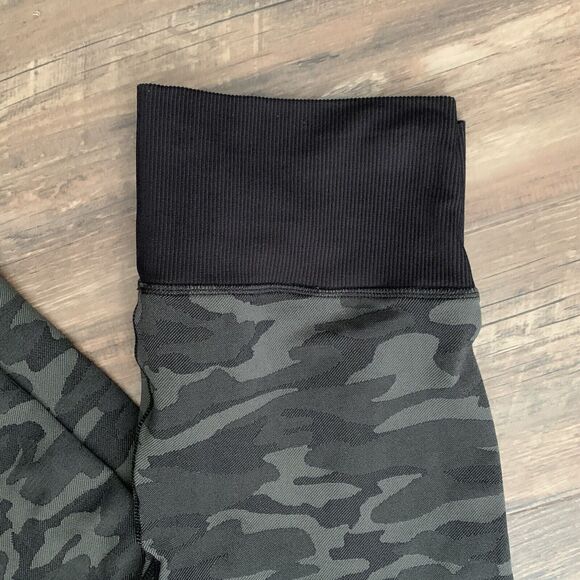 Soulcycle Black Gray Camo Print Leggings Size M - Picture 6 of 6